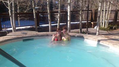 Anni und ich in einem der Außen-Whirlpools. Wir haben es uns richtig gut gehen lassen! // Anni and me in one of the outdoor whirlpools. We relaxed like pros!